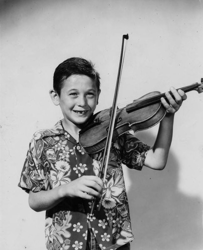 Musical shoe shine boy, Wayne Daringer with his violin