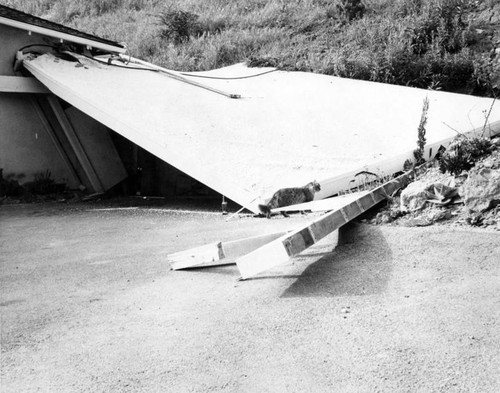 Landslide crushes garage in Sherman Oaks, forces 13 to flee