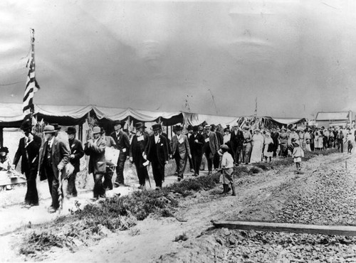 Civil war vets march in parade