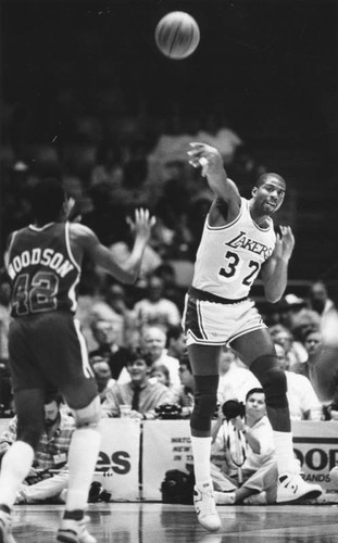 Magic Johnson makes a pass down-court