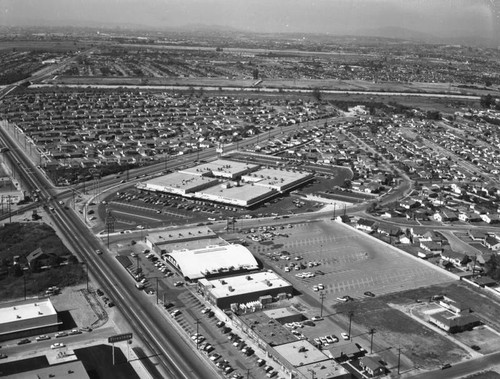 Whittier Downs Shopping Center, Santa Fe Springs