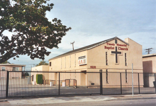 Tweedy Memorial Baptist Church, exterior