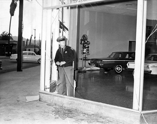 Winds shatter North Hollywood auto showroom window