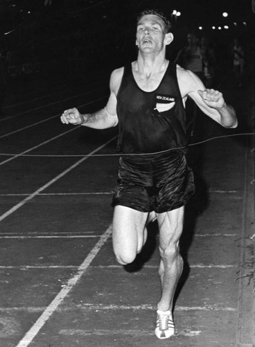 New Zealand star Peter Snell wins Miracle Mile