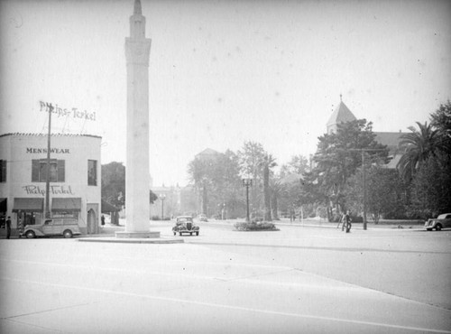 USC campus entrance at intersection of Jefferson, Hoover and University