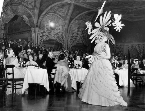 Las Floristas Headdress Ball