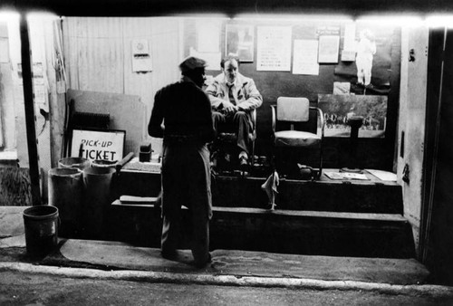 Shoe shine stand