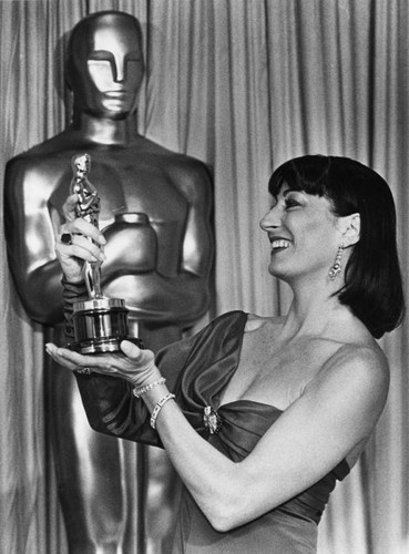 Anjelica Huston poses with Oscar