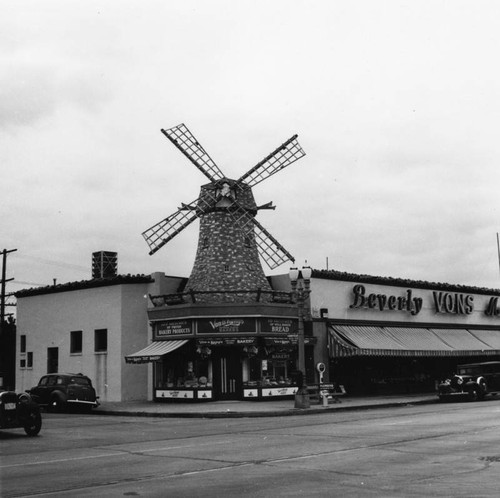 Van de Kamp's Bakery in Beverly Hills, view 1