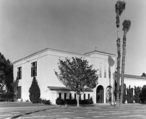 Building on Woodlawn Cemetery