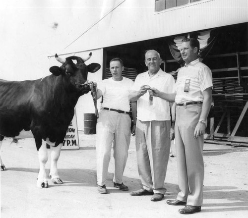 San Fernando Valley Fair winners pose for pictures