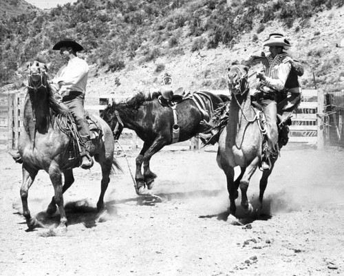 Bronc buster shows form in practice ride for Newhall-Saugus Rodeo