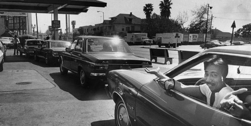 Long holiday weekend lines for 76 gas station