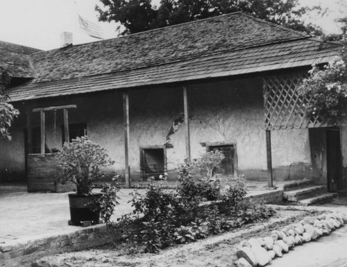 Pi´o Pico adobe courtyard and well