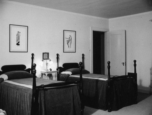 Schultheis' bedroom, twin beds