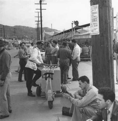 Burbank Lockheed employees taking lunch, view 3