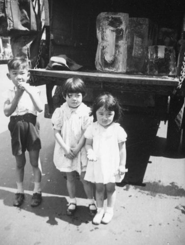 Children and ice truck in Little Tokyo