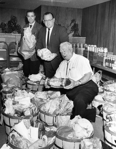 Elks prepare Christmas basket