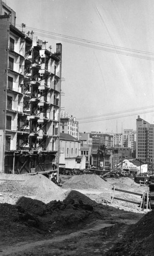 Wilshire Boulevard, looking east near Rex Arms Apartments