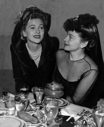 Olivia de Havilland and Joan Fontaine sitting together