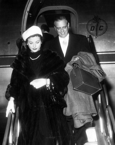 Hedy Lamarr arrives at airport with fifth husband