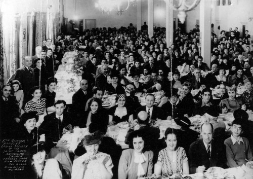 Group photo of banquet guests in a meeting hall