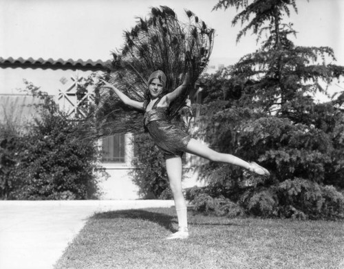 Young ballet dancer, view 1