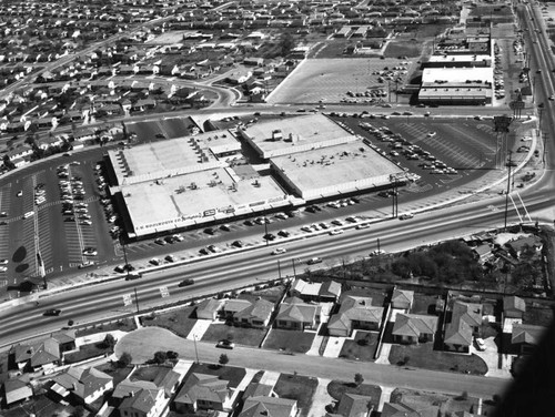 Whittier Downs Shopping Center, Santa Fe Springs