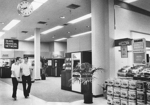 Sears Financial Network is almost deserted