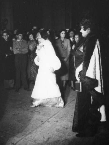 Women arriving for the premiere of Tristan und Isolde at the Shrine