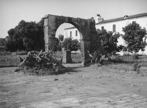 Crumbling carriage arch, oldest pepper tree and convento, Mission San Luis Rey, Oceanside