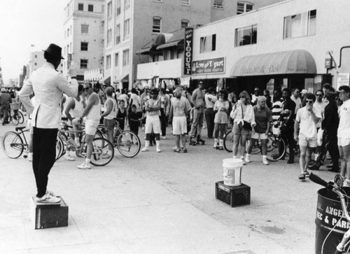 Performer and audience on the Boardwalk