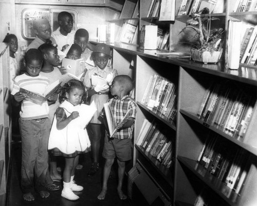 Young readers make their LAPL Bookmobile choices