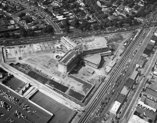 Beverly Hilton Hotel being built