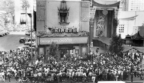 Fans wait for Michael Jackson at Chinese Theatre