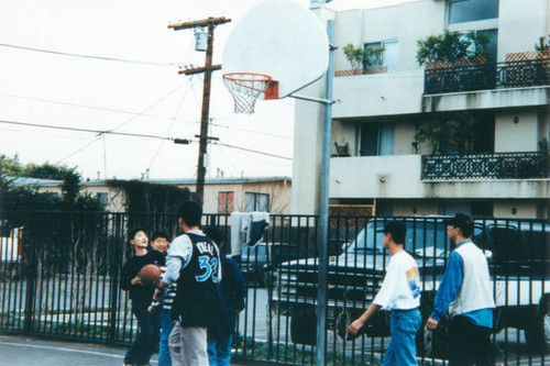 Korean Institute of Southern California students play basketball