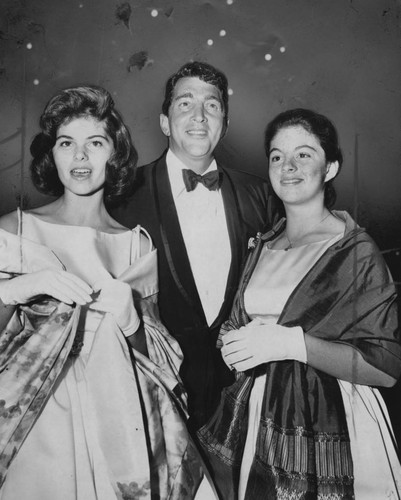 Dean Martin at the ""Some Came Running"" premiere