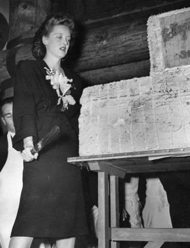 Bette Davis cuts huge cake