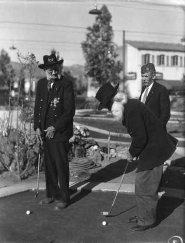 Veterans practice putting