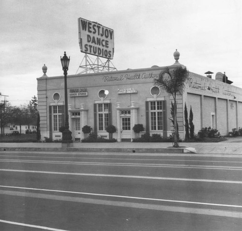 8800 block of Wilshire Boulevard, view 4