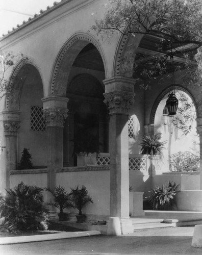 Decorative arches, Cal Tech