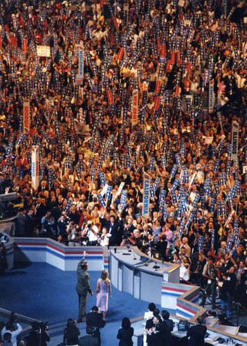 Crowds cheer for Al Gore