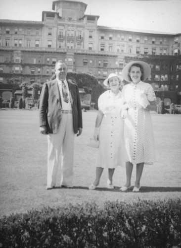 Ethel Schultheis with friends at the Huntington Hotel, Pasadena