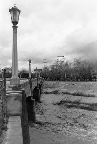 Flood waters at Victory Blvd. bridge