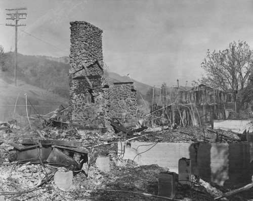 Clubhouse destroyed by fire, Malibu Lake