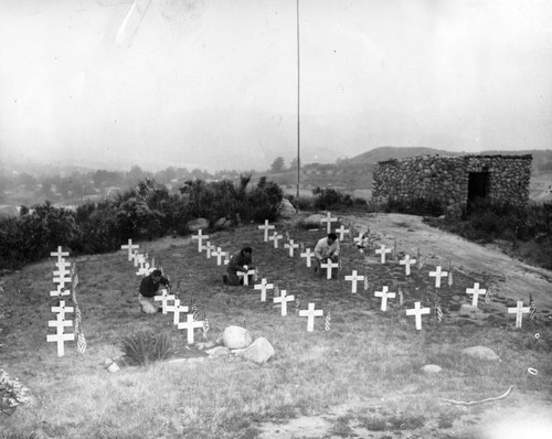 Decorate graves of war dead