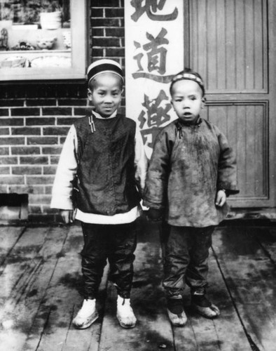 Children in traditional Chinese clothing