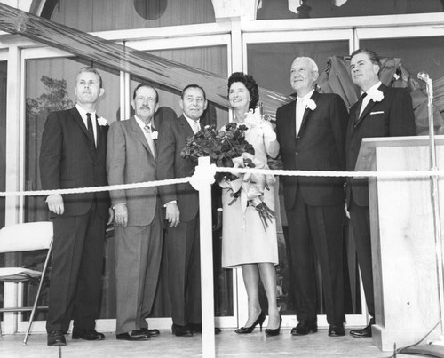 Ribbon-cutting at opening of Fashion Square in San Fernando Valley