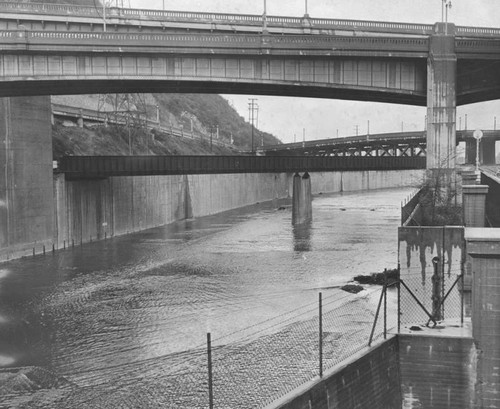 River flows under Figueroa Bridge