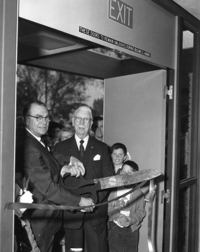 Ribbon cutting, Palisades Branch Library, view 1